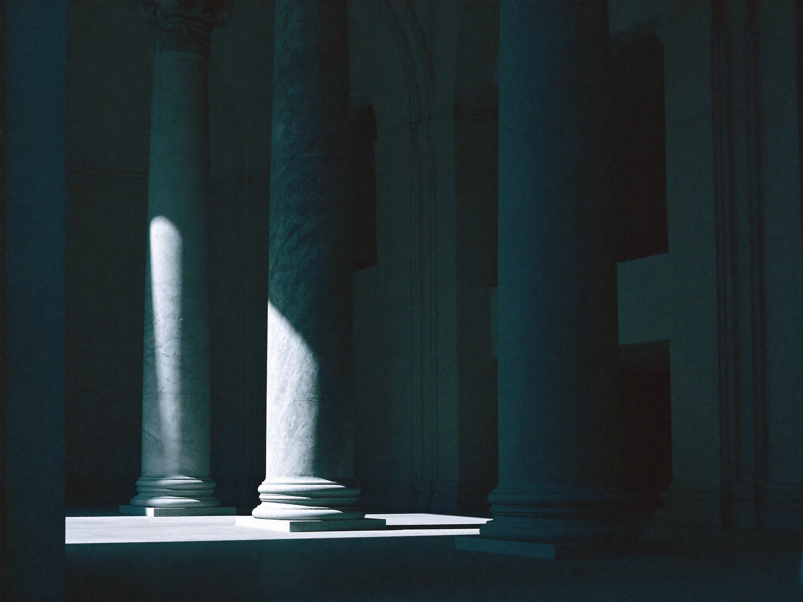 Colunas de mármore de um fórum em luz dramática